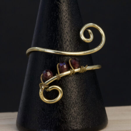 Anello in granato | spirale dorata a tre gemme