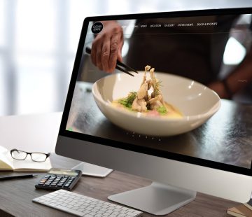 Screenshot homepage elegante del ristorante La Corte Aperta
