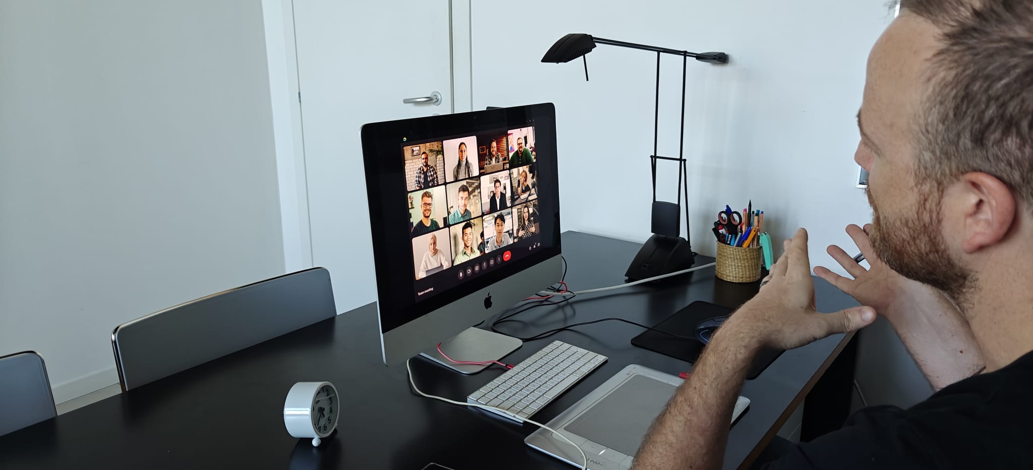 web-designer-Padova-spiega-ai-clienti-il-progetto-web