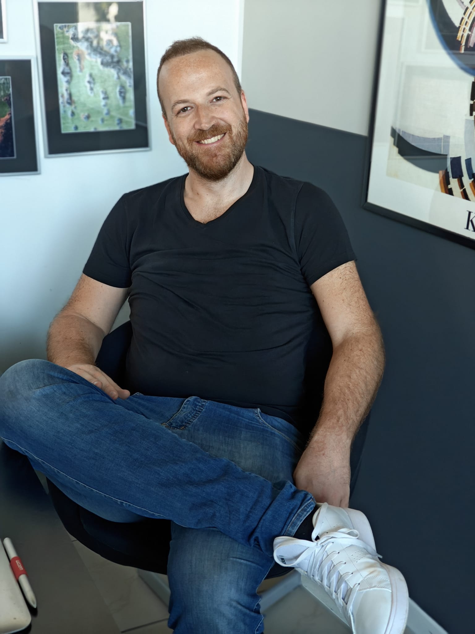 web-designer-felice-in-scrivania