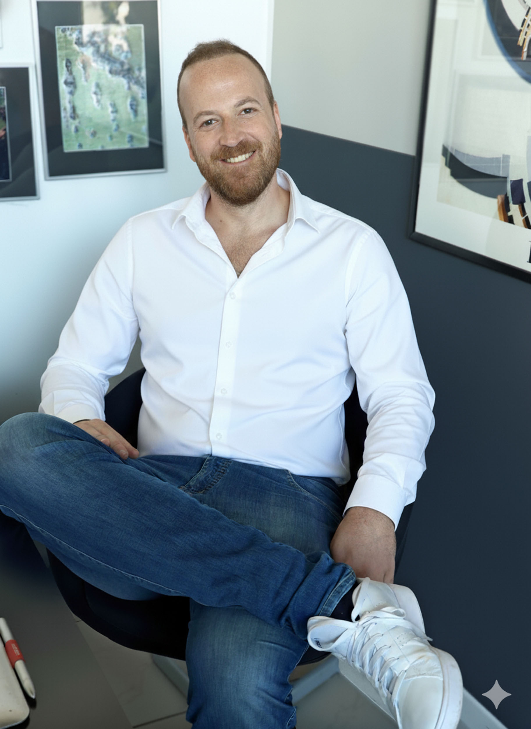 riccardo web designer di padova sorridente nel suo studio