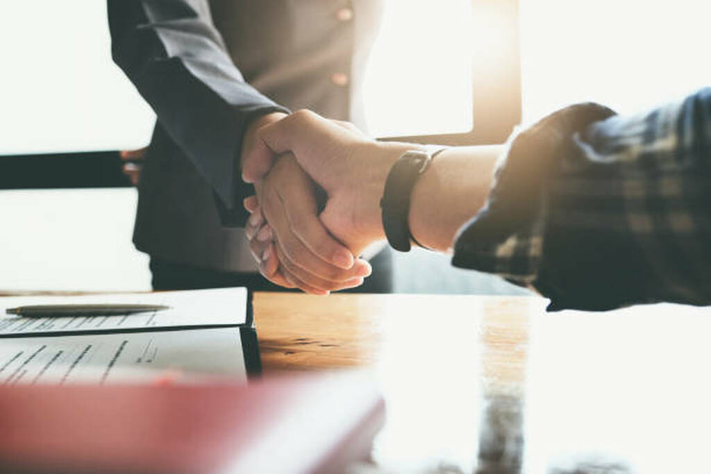stretta di mano tra web designer e cliente